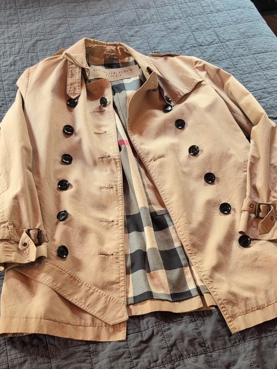 Burberry Jackets & Blazers - Burberry Britt beige Double-Breasted Trench Coat with Checked Lining
